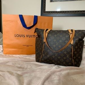 Totally MM Shoulder Tote. Louis Vuitton Brown Monogram Tote..